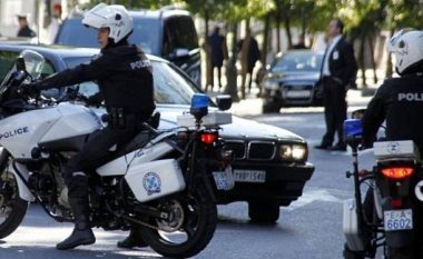 Shqiptari në gjendje të dehur tenton të vrasë kunatin në Greqi, qëllon në ajër për t’i shpëtuar policisë