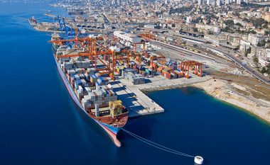 EMRAT/ U kapën me 50 mijë litra naftë kontrabandë, arrestohen kapiteni dhe marinari i anijes “LEON” në Durrës