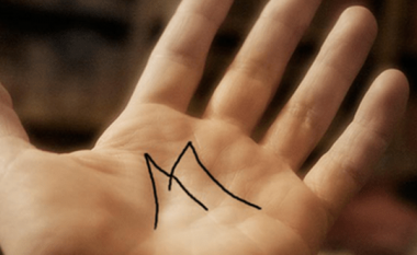 Shkronja “M” në pëllëmbë të dorës: Çfarë tregon?