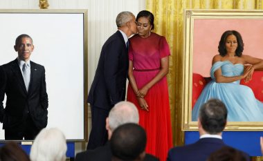 Barack dhe Michelle Obama kthehen në Shtëpinë e Bardhë, zbulojnë portretet e tyre zyrtare (FOTO LAJM)