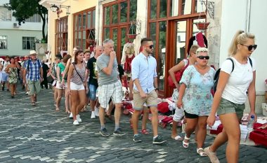 Të ardhurat nga turistët e huaj arritën rekordin në 6 muajt e parë të 2022; Shumë shpenzime dhe shqiptarët jashtë