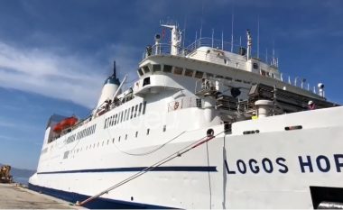 Libraria më e madhe lundruese në botë mbërrin në portin e Vlorës, 300 persona në bord