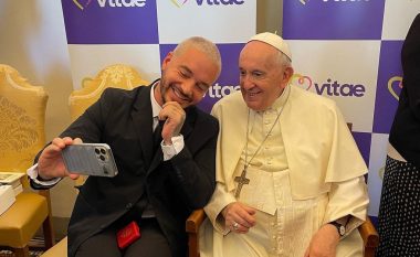 Këngëtari takon Papa Françeskun dhe i dhuron albumin e tij: Jam i sigurt që i pëlqen muzika reggaeton