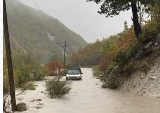 Moti i keq në Shkodër, prurjet e lumenjve dëmtojnë urën që lidh 2 fshatrat