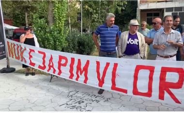 Mbërrin në Vlorë një prej anijeve që do të prodhojë energji elektrike, qytetarët protestojnë