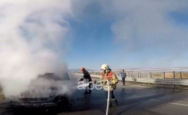 “Kujdes se u hap!” Makina u përfshi nga flakët në ecje, dalin pamjet nga aksioni i zjarrfikëses në Vlorë (VIDEO)