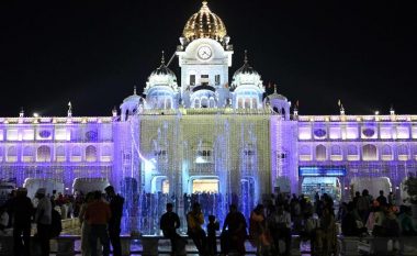 Rekord i ri botëror për Festivalin e Dritave në Indi, ndizen mbi 1.5 milion qirinj në Ayodhya për Diwali (FOTO LAJM)