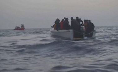 Mbytet anija me emigrantë në Mesdhe, 4 të zhdukur, një e mitur shtatzënë dërgohet me urgjencë në spital