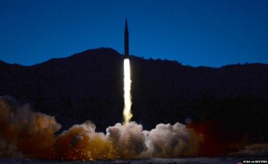 SHBA, Koreja e Jugut dhe Japonia reagojnë pas provës me raketë balistike të Phenianit