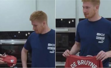 “A duhet t’i vë flakën?”, De Bruyne flet për fanellën e United që mori dhuratë (VIDEO)
