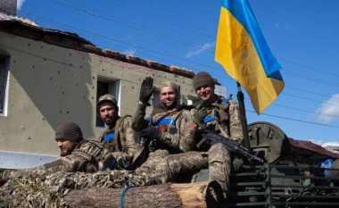 Në ditë pas aneksimit zyrtar të Donetskut, ushtria ukrainase ngre flamurin në qytetin kyç të Lymanit (VIDEO)