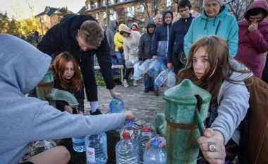 Lufta në Ukrainë, banorët e Kievit në radhë për ujë pas sulmeve ruse