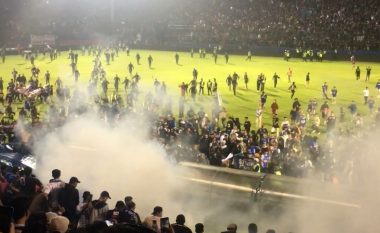 Pamje tragjike! Rreth 129 të vrarë nga përplasjet mes policisë dhe tifozëve në stadium gjatë një ndeshjeje futbolli (VIDEO)