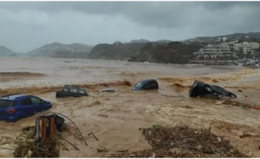 Përmbytjet katastrofike në Kretë/ Rrjedha e mori përpara së bashku me dy turiste, humb jetën fotografi (VIDEO)