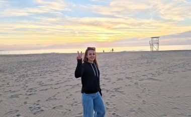 Me dy gishtat lart, Rudina Hajdari poston foton nga plazhi (FOTO LAJM)