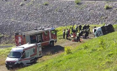 Përmbyset minibusi me pasagjerë në Serbi, një grua humb jetën dhe 16 të tjerë mbeten të plagosur