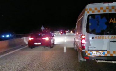 “Tapë” në timon përplaset me bordurën anësore në aksin Tiranë – Elbasan, 5 makina përfshihen në aksident: Disa të lënduar