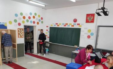Mbahen zgjedhjet vendore në 14 komuna në Malin e Zi, qytetarët u drejtohen kutive të votimit