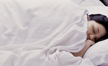 Kush fle më pak se pesë orë rrezikon shëndetin