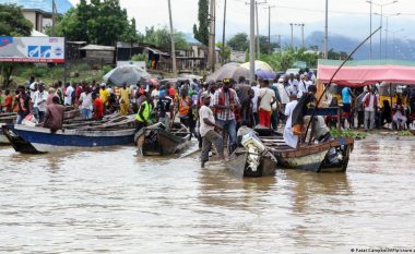 Tragjedi në Nigeri! Tentuan t’u iknin përmbytjeve të shirave në qytet, 76 person vdesin pasi u përmbyset varka