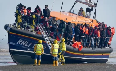 Po i ndihmonin të kalonin drejt Britanisë, arrestohen dy burra dhe 12 emigrantë shqiptarë në Belgjikë