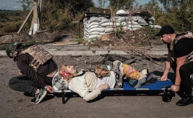 Sulmohet autokolona që po evakuonte civilët në Ukrainë: 20 viktima, mes tyre 10 fëmijë