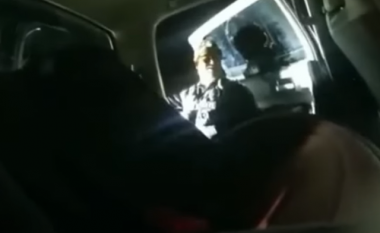 Treni përplas makinën e policisë në Kolorado, 20-vjeçarja e ndaluar shpëton mrekullisht (VIDEO)