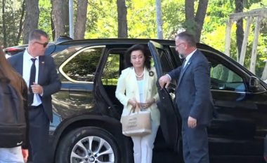 Ambasadorja Kim mbërrin në kryesinë e Kuvendit, do të takohet kreun e komisionit të Ekonomisë