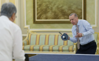Erdogan ka një pasion, sfidon presidentin e Kazakistanit me pingpong
