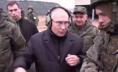 Putin në aksion, momenti kur shtrihet në tokë dhe qëllon me snajper (VIDEO)
