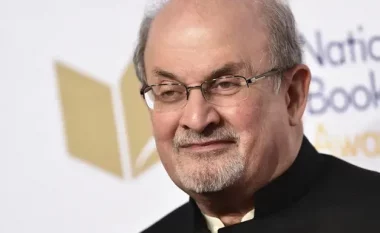 U sulmua dy muaj më parë, shkrimtari Salman Rushdie ka humbur shikimin në njërin sy dhe përdorimin e njërës dorë