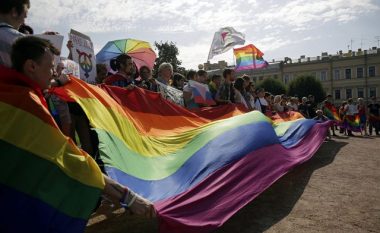 Rusia miraton ligjin që ndalon promovimin e “propagandës LGBTQ” për të gjitha moshat