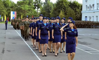 Putin nxjerr në fushëbetejë “engjëjt e vdekjes”, skuadra elitare e piloteve vajza që do bombardojnë Ukrainën (VIDEO)