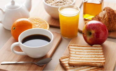 Ushqimet që mjekët rekomandojnë t’i hani në mëngjes