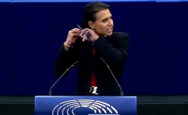 Shenjë solidariteti  me gratë iraniane, eurodeputetja pret flokët në Parlamentin Europian (VIDEO)