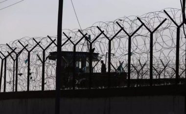Doli me leje, i burgosuri shqiptar i dënuar përjetë në Greqi “harron” të kthehet në qeli, shpallet i arratisur