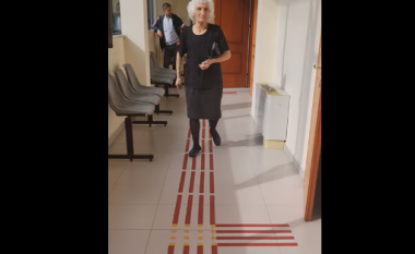 U arrestua për ndërtimin e kotecit të pulave, gjyshja 82-vjeçare nga Narta “endet” gjyqeve, avokati: Sikur ka ndërtuar pallat (VIDEO)
