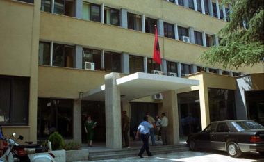 Policia vonoi dokumentet për prerjen e fletë arrestit, Gjykata e Tiranës lë të lirë të riun që grabiti me armë në Tiranë