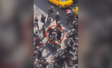 Protestat në Iran, policia sulmon seksualisht një grua teksa tenton ta arrestojë (VIDEO)