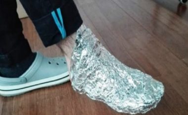 Mjeku rus zbulon zgjidhjen e problemeve të përhapura shëndetësore: Mbështillni këmbën me letër alumini