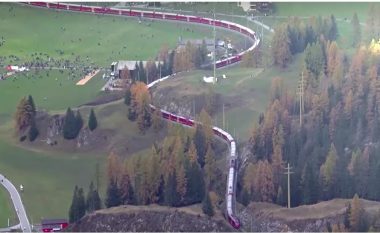 Treni 2 km i gjatë i përbërë nga 100 vagonë “gjarpëron” në alpet zvicerane (VIDEO)