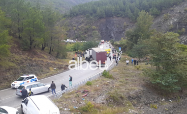Kamioni del nga rruga në aksin Librazhd – Elbasan, bllokohet qarkulli: Ky është shkaku