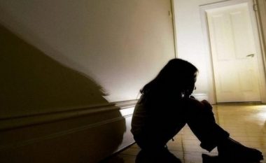 Rrëfimi rrëqethës i të miturës që u abuzua në Greqi: Më kërcënonte që mos flisja, 10 burra më morën dhe…