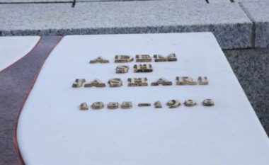 26-vjeçarja vjedh shkronjat e varrit të Adem Jasharit: I mora t’i kem kujtim