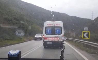 Makina merr përpara këmbësoren në Vlorë