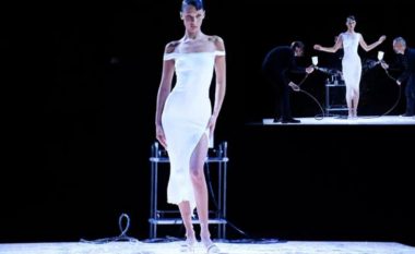 Revolucion në botën e modës, shkenca krijon fustanin për disa sekonda në mes të sfilatës në trupin e modeles (VIDEO)