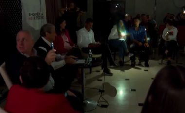 Berishës i fikën dritat në takimin e tij në Gjirokastër, akuzon qeverinë: Nuk rrinë dot këta pa përdor metodat e vjetra (VIDEO)