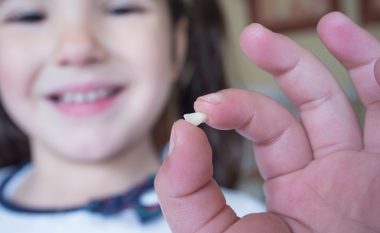 Mjekët pediatër ju ndalojnë kategorikisht t’i hidhni, si dhëmbët e parë mund t’i shpëtojnë jetën fëmijës