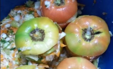 Ingredienti “sekret”, si të përgatisni domate turshi, më të shijshmet që keni ngrënë ndonjëherë
