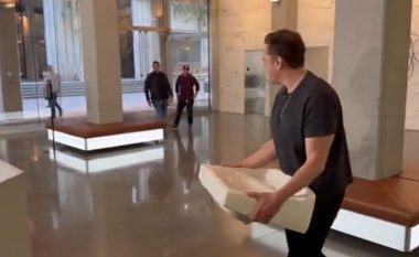 Mungon vetëm firma, Elon Musk futet në zyrat e Twitter me lavaman në dorë (VIDEO)